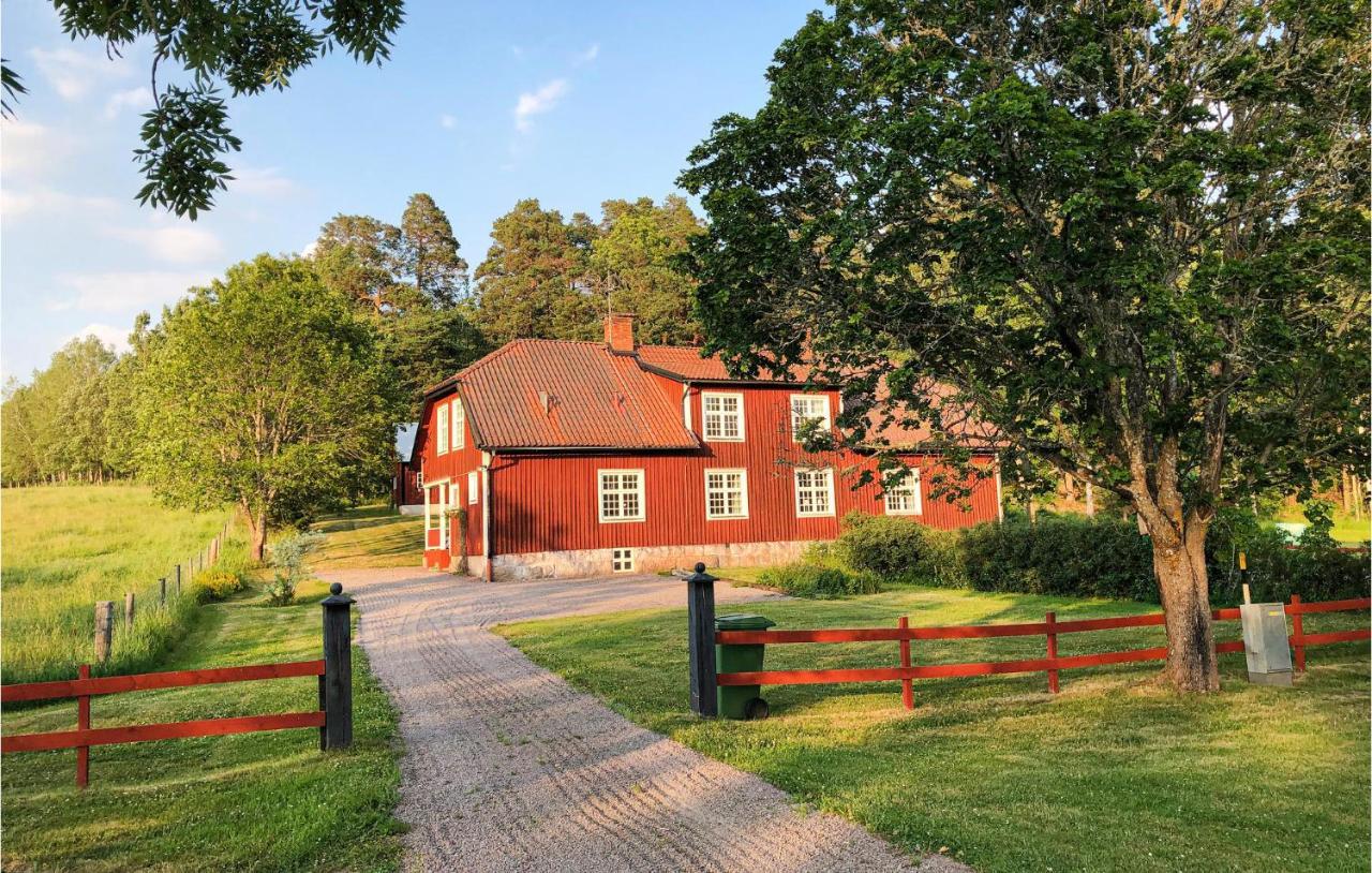 Nice Home In Mantorp With Kitchen エクステリア 写真